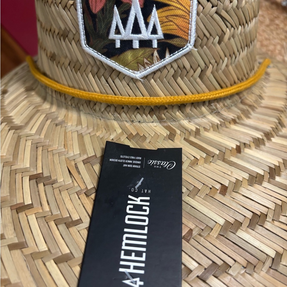 NWT Straw Beach Hat – Stylish & Comfortable